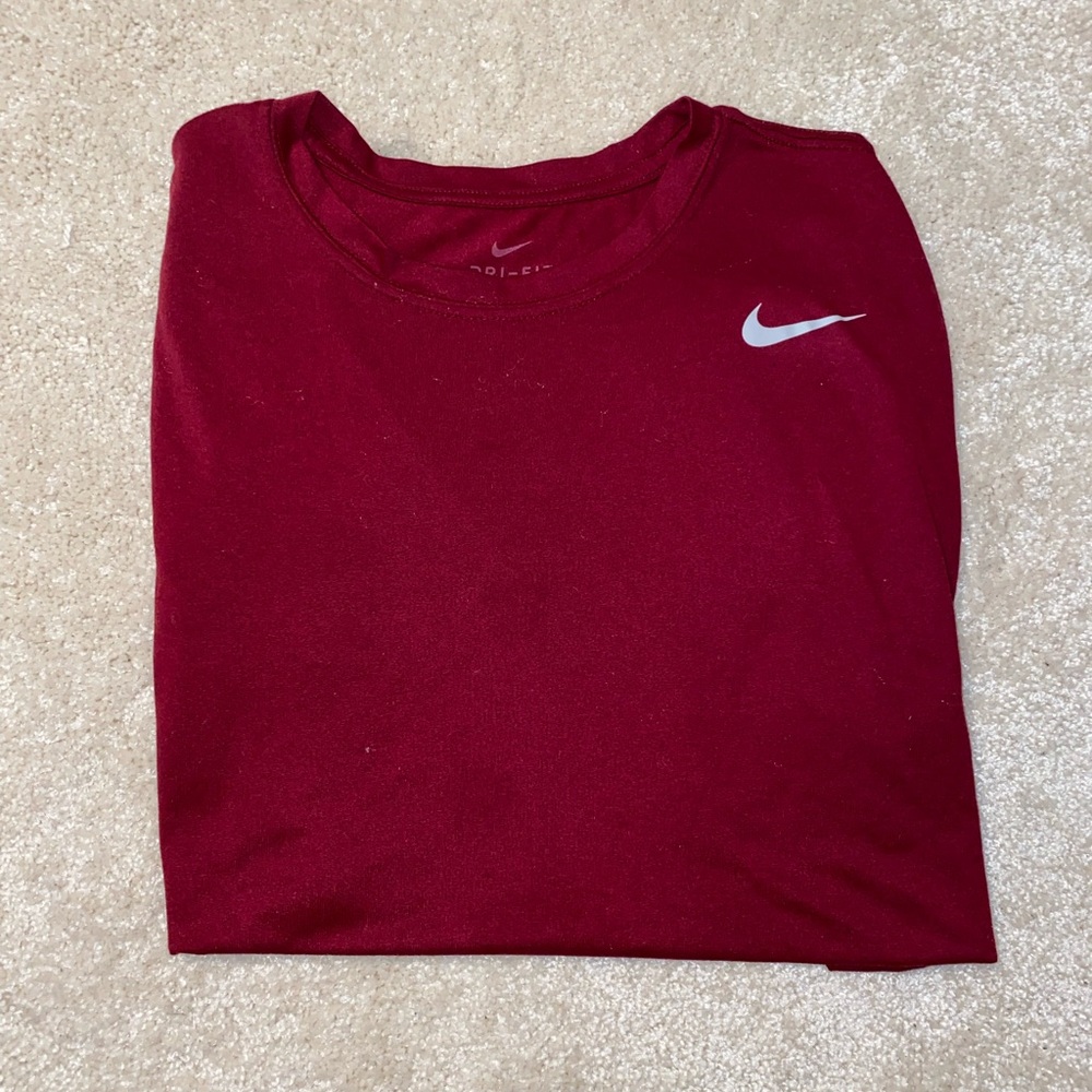 Dri-fit Nike shirt in the perfect color of the season Deep red!